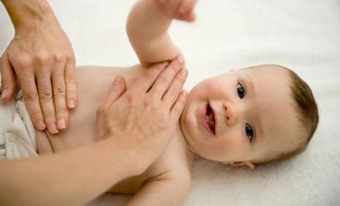 Tình trạng ăn không tiêu, đầy hơi, chướng bụng, hay nôn trớ, đi ngoài phân sống,… là những biểu hiện rối loạn tiêu hóa rất thường gặp ở trẻ nhỏ