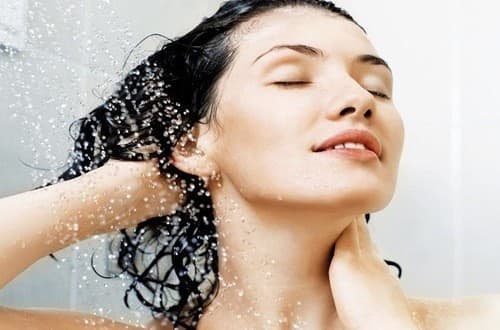 Người bệnh quai bị nên tắm để cơ thể sạch sẽ nhưng không nên ngâm mình và không nên tắm lâu