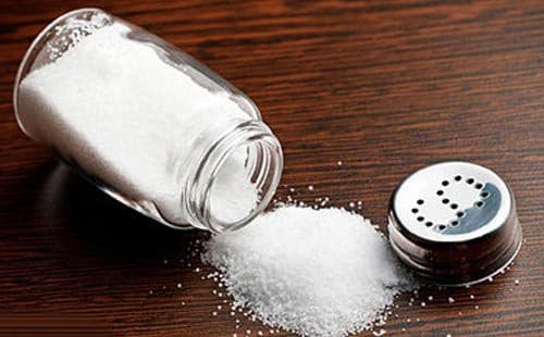 Việc ăn quá mặn không chỉ làm mất canxi, loãng xương sớm, ảnh hưởng xấu tới thận mà còn gia tăng nguy cơ đột quỵ, cao huyết áp