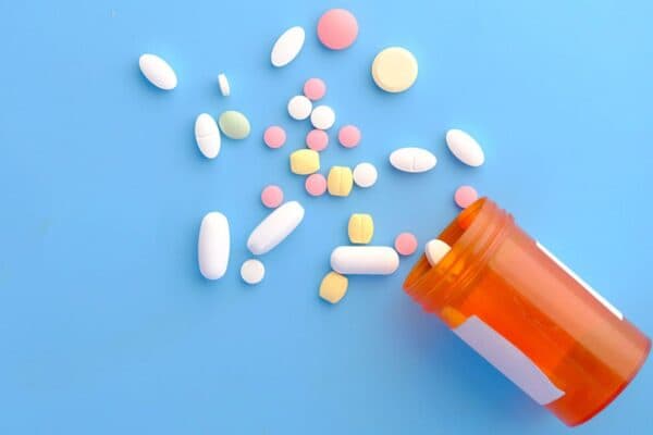 Điều trị viêm họng bằng các loại thuốc theo chỉ định của bác sĩ sau khi thăm khám