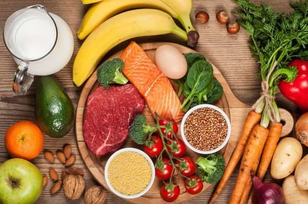 Bệnh nhân ung thư đại tràng cần ưu tiên nhóm thực phẩm rau xanh, thịt gia cầm, cá...