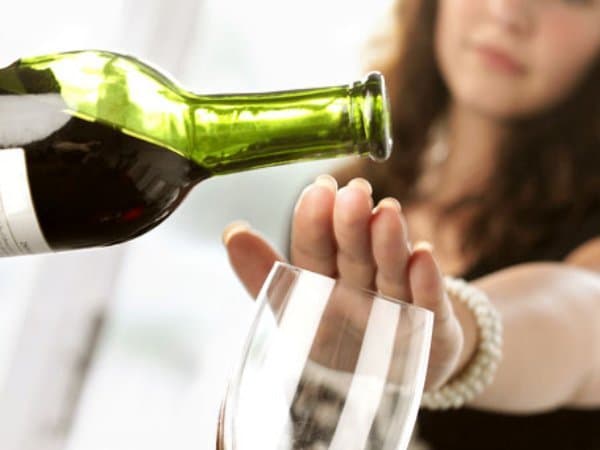 Bệnh nhân ung thư đại tràng cần tránh sử dụng các loại đồ uống có chất kích thích