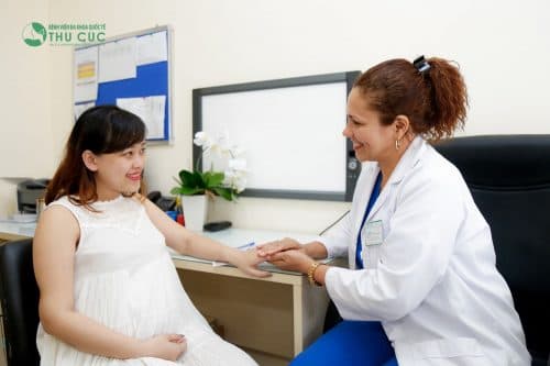 Nếu tình trạng ốm nghén, mệt mỏi, buồn nôn kéo dài, các bà bầu nên đi khám bác sĩ chuyên khoa sản để được thăm khám và tư vấn cách giảm triệu chứng ốm nghén hiệu quả