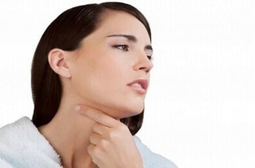 Hạt xơ dây thanh càng phát triển to thì họng càng sưng to, gây ảnh hưởng đến việc ăn uống.