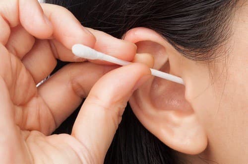 Ngoáy tai bằng tăm bông là thói quen không tốt nhiều người mắc phải