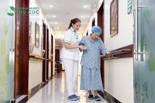 Sau sinh, mẹ nên vận động nhẹ nhàng, tránh ảnh hưởng đến vết khâu