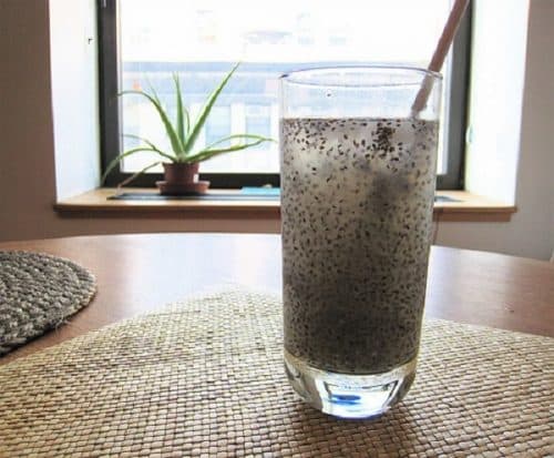 Hạt é có thể trương nở gấp 20 lần, gây ra tình trạng kết vón trong ruột, dần dần có thể gây tắc nghẽn, tắc ruột