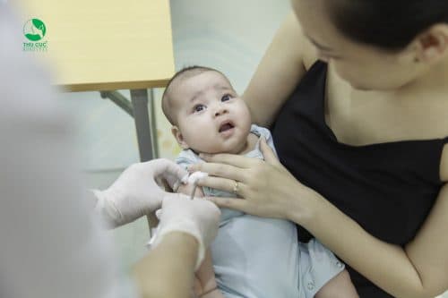 Cha mẹ cần nhanh chóng đưa trẻ đến bệnh viện để các bác sĩ thăm khám và điều trị kịp thời, tránh những biến chứng nguy hiểm do tắc ruột gây ra