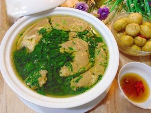 Ăn hồng sau khi ăn canh cua có thể dẫn đến hiện tượng buồn nôn, đau bụng, đi ngoài, trường hợp nặng hơn có thể bị sỏi