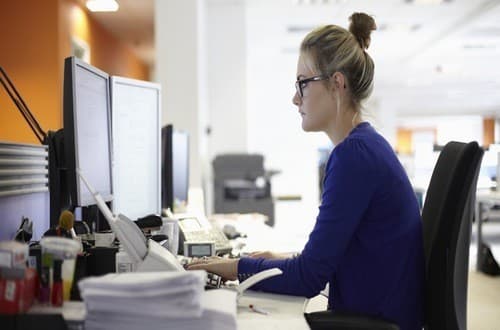 Ngồi làm việc quá lâu, ít vận động làm tăng nguy cơ cục máu đông