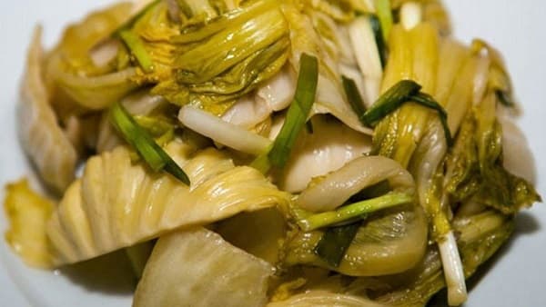 Dưa muối chua cũng gây hại cho đường tiêu hóa và ảnh hưởng tới chức năng gan