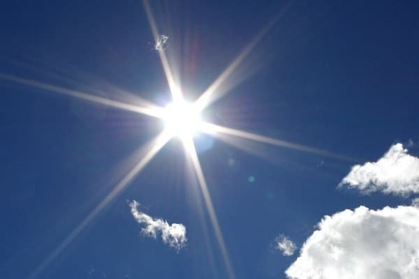 Hạn chế tiếp xúc với ánh nắng gay gắt để phòng bệnh ung thư da