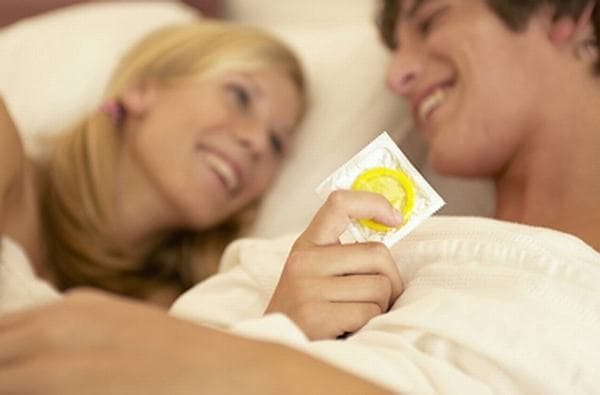 Quan hệ tình dục an toàn là biện pháp hiệu quả giúp phòng ngừa virut viêm gan C