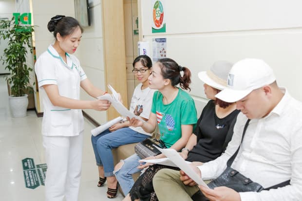Người bệnh được chỉ dẫn chu đáo, chăm sóc tận tình trong suốt quá trình thăm khám tại bệnh viện.
