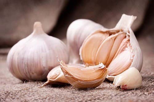 Hàm lượng allicin cao trong tỏi làm giảm viêm và chống nhiễm trùng. Nó phá bỏ các tế bào gốc tự do và có thể giúp cải thiện bệnh hen suyễn.