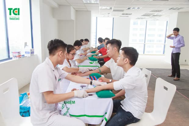 Với trình đồ tay nghề cao, việc lấy mẫu xét nghiệm diễn ra rất nhanh chóng và thuận lợi.