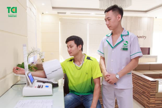 Người bệnh được kiểm tra chiều cao, cân nặng, huyết áp trước khi bước vào các nội dung khám cận lâm sàng.