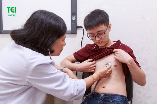 Bác sĩ nội khám và đọc kết quả khám, tư vấn sức khỏe cho người bệnh.