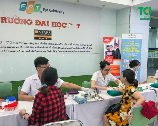 Bệnh viện Đa khoa Quốc tế Thu Cúc lấy mẫu xét nghiệm tại trường Đaị học FPT