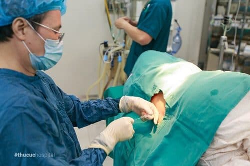 phuong-phap-gay-te-tuy-song-giup-me-bau-ho-hap-binh-thuong-va-tinh-tao-hon