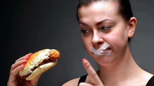 Người bị áp xe hậu môn không nên ăn những loại thực phẩm cay nóng, nhiều dầu mỡ