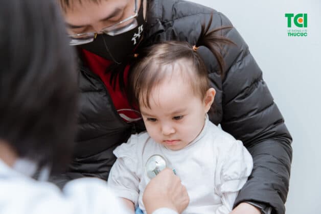 Thăm khám với chuyên gia để được chỉ định sử dụng thuốc điều trị triệu chứng bệnh sởi ở trẻ