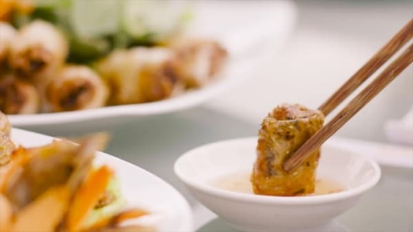 Bạn hãy tập thói quen sử dụng riêng bát nước chấm để phòng lây nhiễm HP