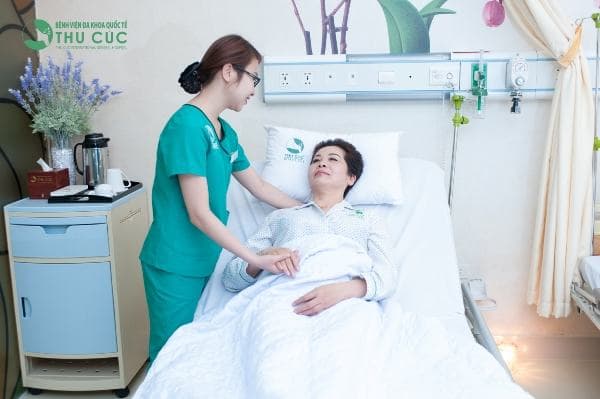 Người bệnh được chăm sóc chu đáo sau khi điều trị bệnh tại bệnh viện Thu Cúc