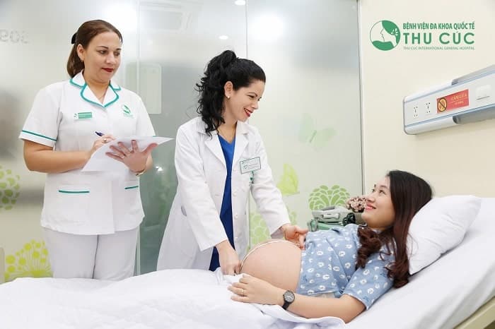 Mẹ được khám thai theo lịch lên sẵn và theo dõi sát sao trong thai kỳ