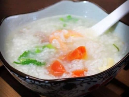 Người bệnh có thể ăn các loại thức ăn mềm, lỏng, dễ tiêu hóa như cháo, soup, mỳ, phở, bún, miến, sữa chua, sữa...