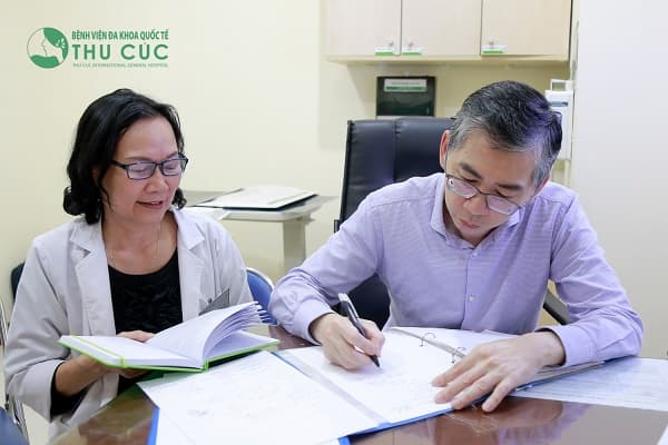 TS. BS Lim Hong Liang và Ths. BS Nguyễn Thị Minh Hương tư vấn đièu trị ung thư tại Bệnh viện Thu Cúc