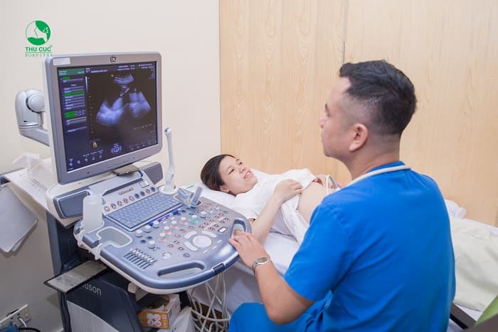 Bên cạnh cảm nhận về sự lớn dần lên của con yêu trong bụng, siêu âm khám thai định kỳ là việc mẹ bầu nên làm