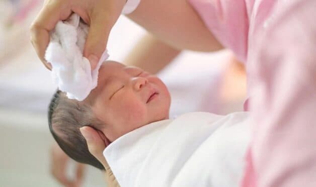 Chườm ấm cho trẻ để hạ sốt