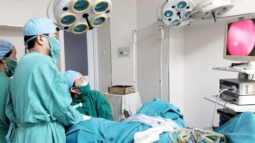 bac-si-mo-noi-soi-voi-trung-gioi-1-min