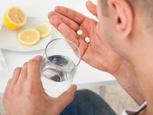 Cơn đau khiến bệnh nhân không chịu được phải dùng thuốc giảm đau.