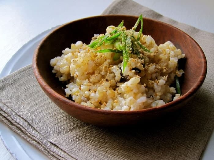 Cơm gạo lứt với mè rang giúp giảm cân sau sinh hiệu quả