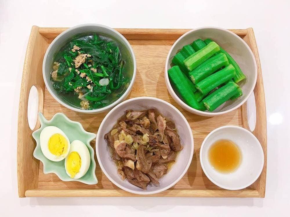 Mẹ cần có một chế độ ăn uống lành mạnh và cung cấp đủ dinh dưỡng để hỗ trợ quá trình phục hồi