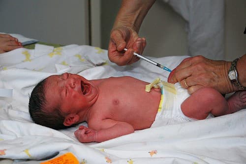 Đối với trường hợp đẻ non, đẻ khó, đẻ thủ thuật nên đỡ đẻ cẩn thận, nên tiêm vitamin K phòng tránh chảy máu. 