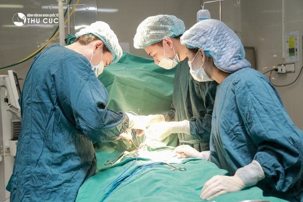 Các phương pháp điều trị ung thư dạ dày di căn có thể là phẫu thuật, hóa trị và xạ trị kết hợp nhằm giảm triệu chứng và kéo dài cơ hội sống cho người bệnh