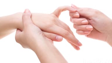 Ngón tay bị sưng và ngứa là bệnh gì?