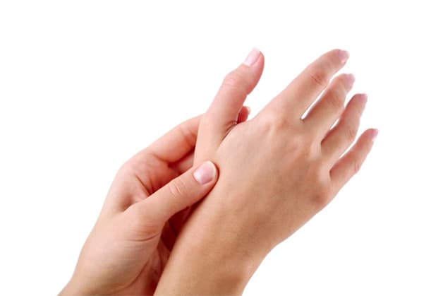 Tình trạng ngón tay bị sưng và ngứa thường gặp lúc nào?