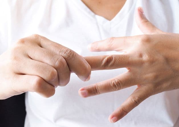 Ngón tay ngứa và sưng là bị làm sao?