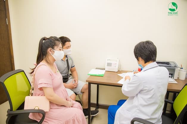 Nhận kết quả xét nghiệm máu khi mang thai