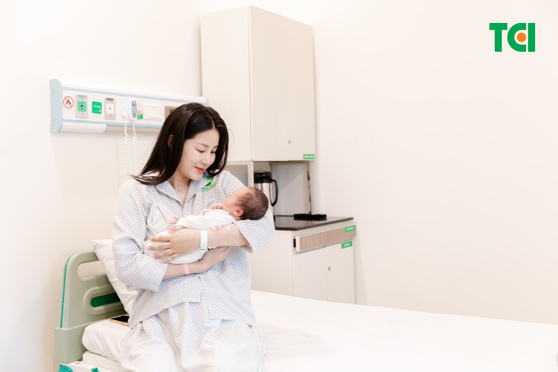 Sinh mổ xong nhiều mẹ chọn uống nước ngọt để dễ xì hơi