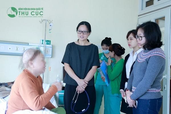 TS. BS See Hui Ti đang thăm hỏi và động viên sức khỏe người bệnh ung thư vú