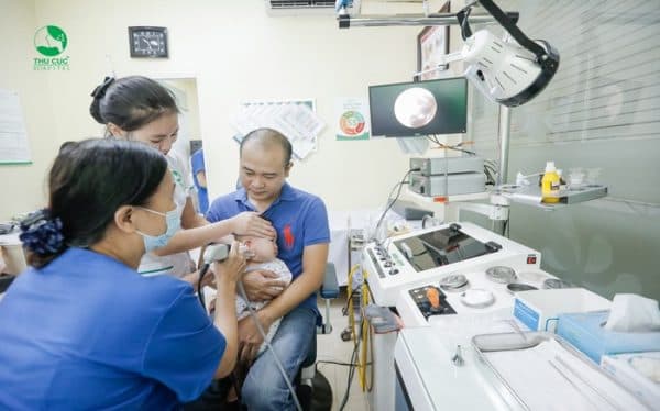 Khám để được chẩn đoán và điều trị viêm tai giữa cho trẻ càng sớm càng tốt