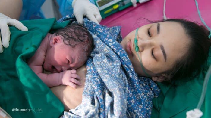 Phương pháp da kề da mang lại rất nhiều lợi ích cho cả mẹ và bé