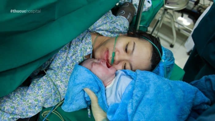 Nếu em bé hoặc sản phụ gặp vấn đề về sức khỏe thì không nên thực hiện da áp da