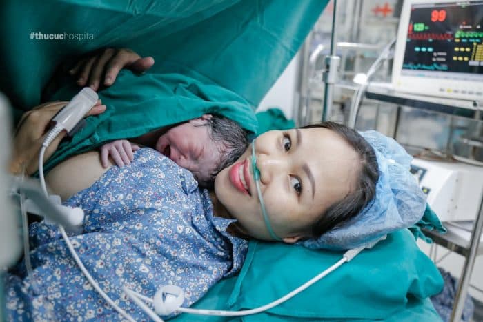 Tiến hành da kề da sau sinh sẽ giúp tăng cường hệ miễn dịch của trẻ