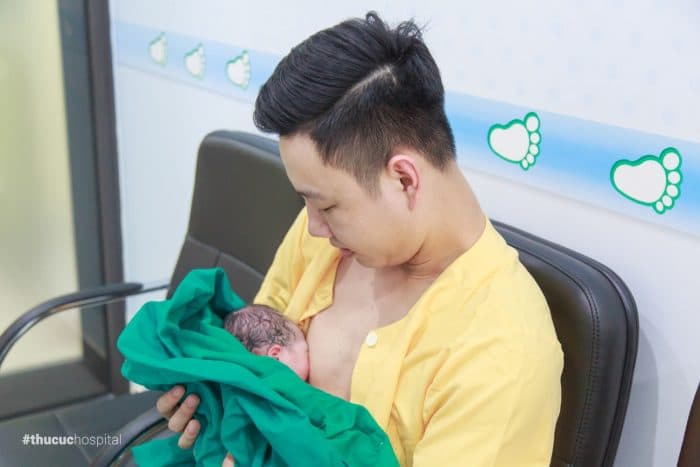 Da áp da với bố sẽ giúp gắn kết tình phụ tử hơn